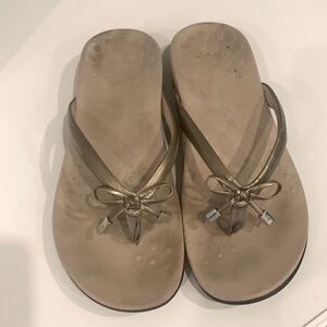 Vionic Champagne  Bow Sandals Size 8